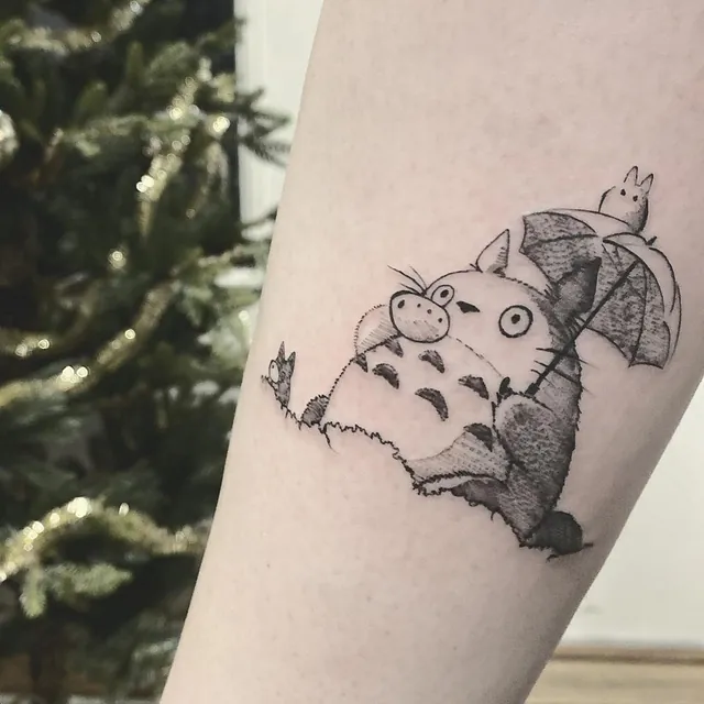 Tatovering av en karakter som holder en paraply og kikker fremover, gjengitt i en enkel, stilisert skisseteknikk.