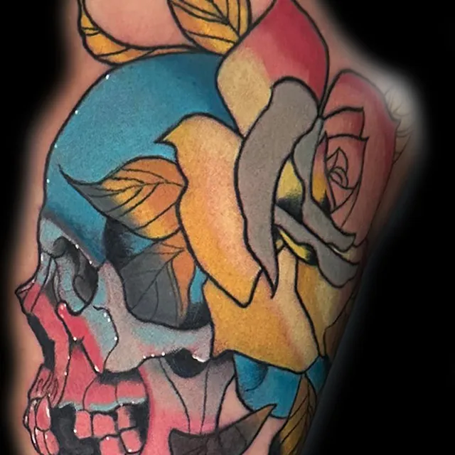 Tatovering av en hodeskalle i blått og rødt, omgitt av store gule og rosa blomster, som gir et kontrastfylt, livlig uttrykk.